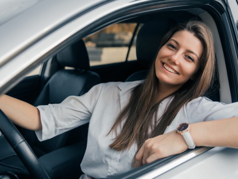 donna sorridente in auto