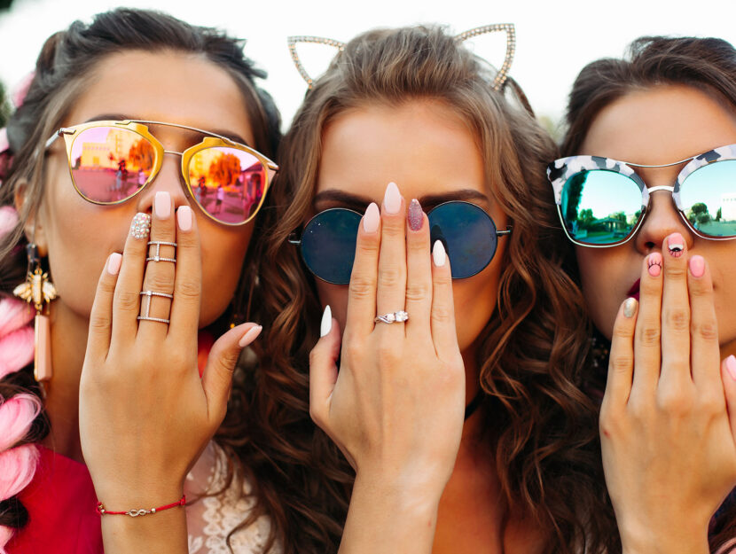 donna mano anelli ragazze occhiali