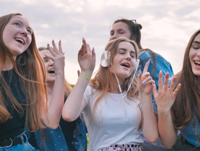 5 ragazze ascoltano la musica