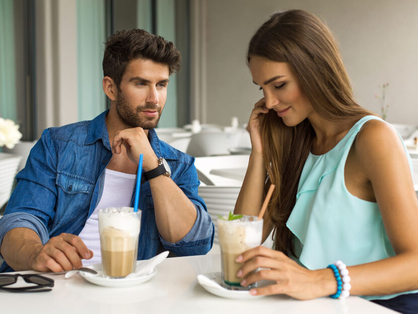 Uomo guarda donna bar milkshake