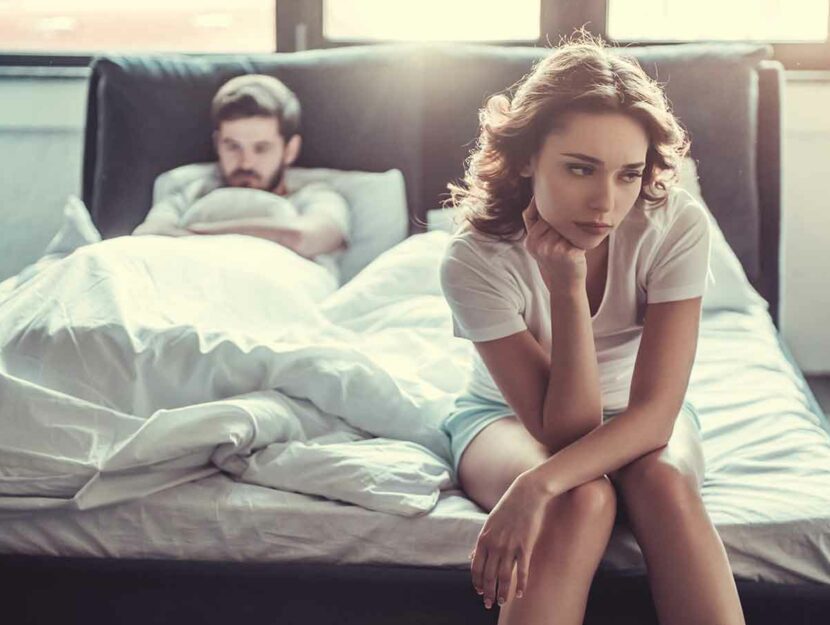 coppia triste letto