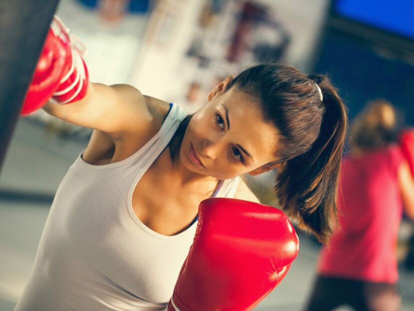 Donna pratica boxe