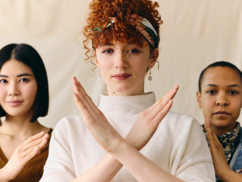 Tre ragazze con le mani incrociate