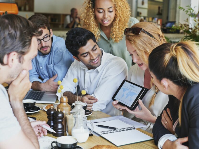 Un gruppo di ragazzi parla di economia collaborativa