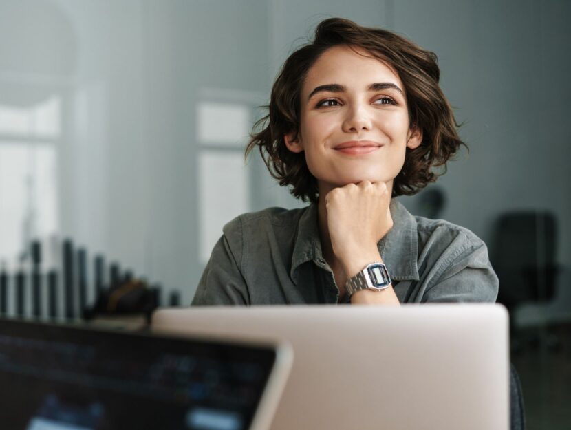 Ragazza davanti al pc pensa al suo primo amore