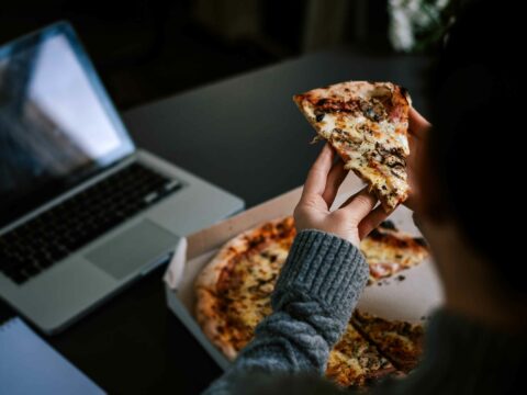 Mangiare tardi fa ingrassare: ecco perché