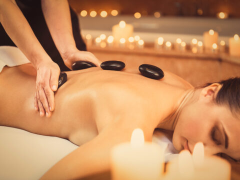 Cos’è e come funziona il massaggio Hot Stone?