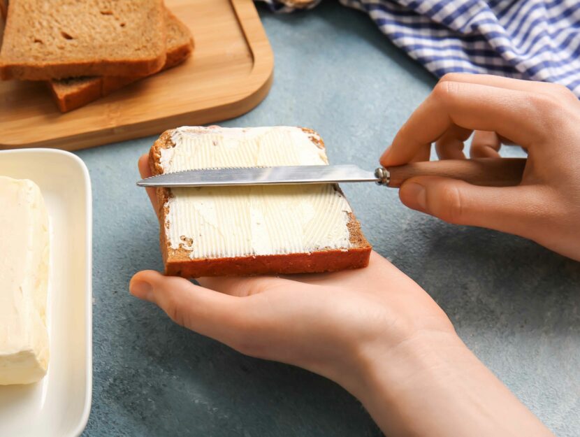 spalma burro sul pane