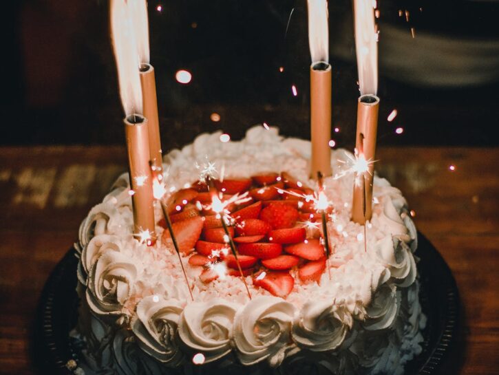Auguri di compleanno simpatici: le frasi divertenti per regalare un sorriso a chi ami