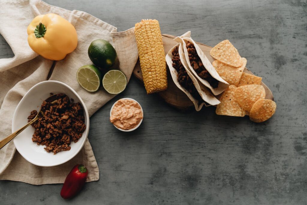 tortilla sulla tavola con pannocchie e consimenti