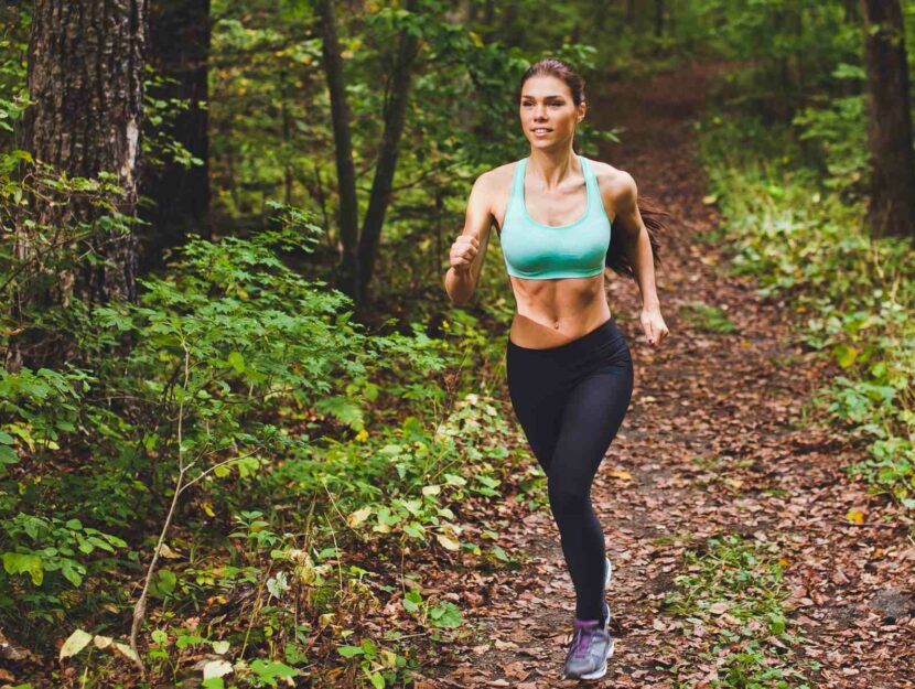 ragazza che pratica trail running