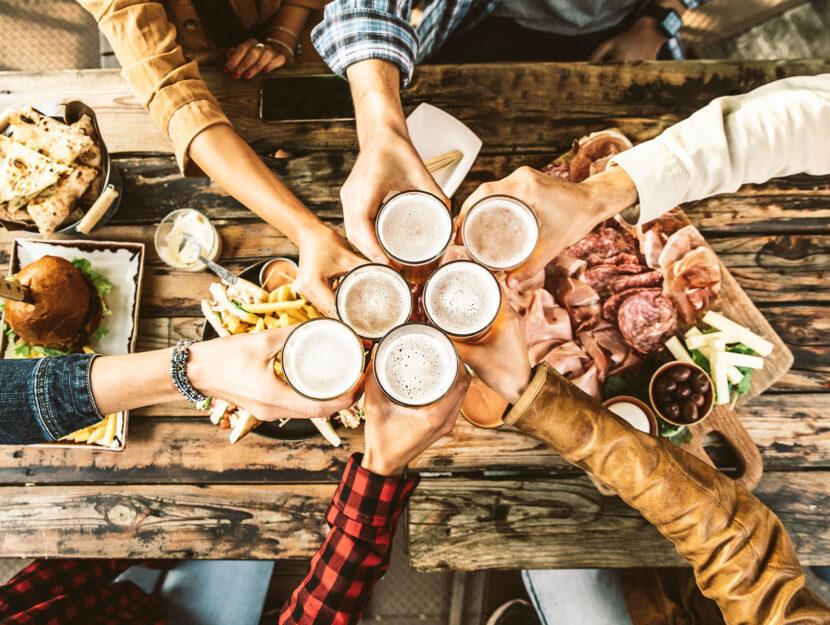 Aperitivo amici cibo tavola bicchieri brindisi