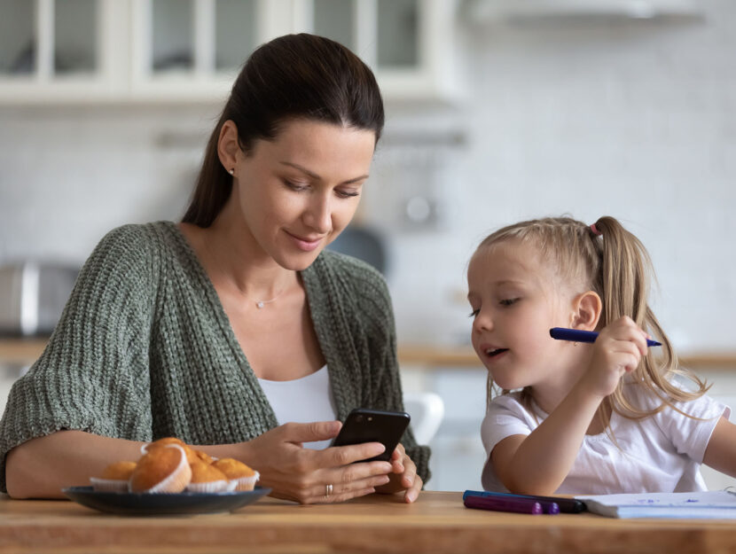 Mamma figlia cellulare compiti casa