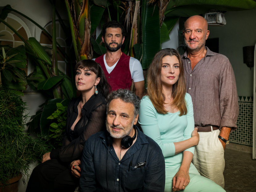 Il regista Paolo Costella insieme a Valentina Lodovini, Vinicio Marchioni, Vittoria Puccini e Claudi