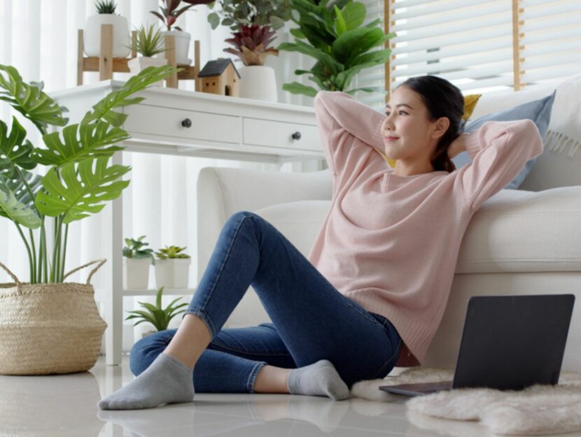 Ragazza in felpa rosa si rilassa a casa