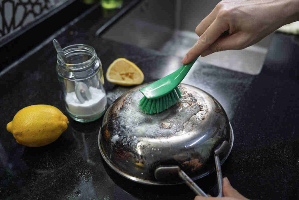 pulire fondo di padella con spatolina, limone e bicarbonato