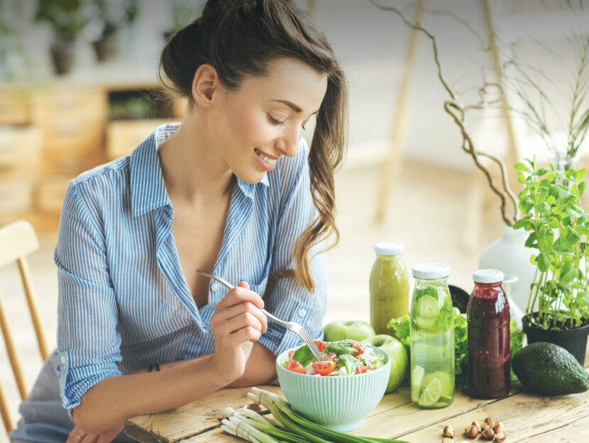 Donna mangia insalata cucina