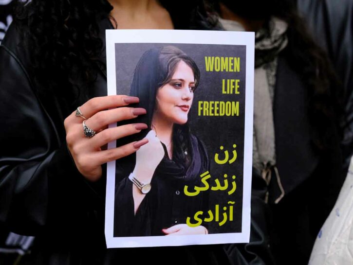 Iran: non è solo un velo