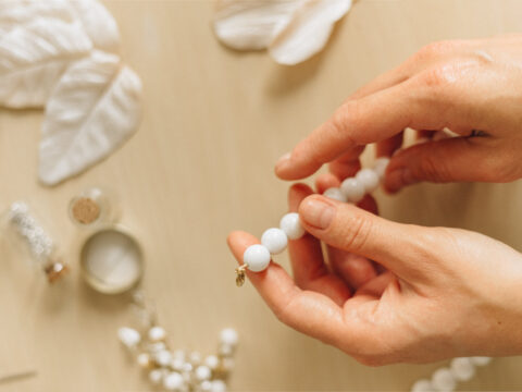 Come fare braccialetti con le perline usando il telaio - Donna Moderna