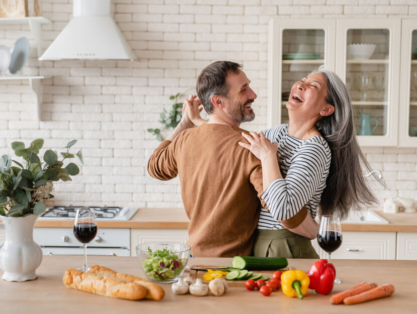 Coppia felice in cucina ballo