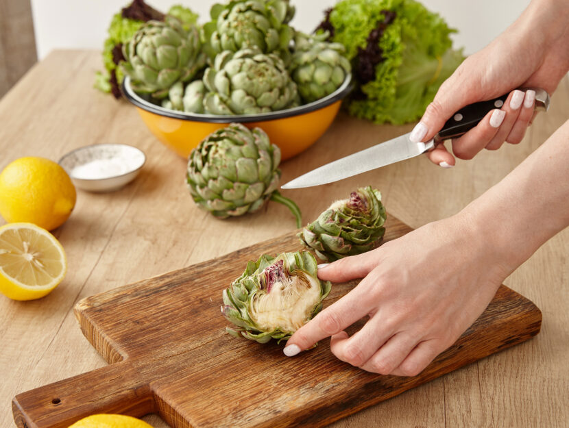 Donna carciofi insalata cucina limoni tagliere