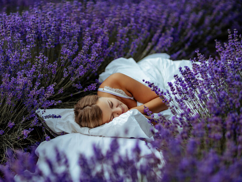 Donna letto di lavanda prato relax