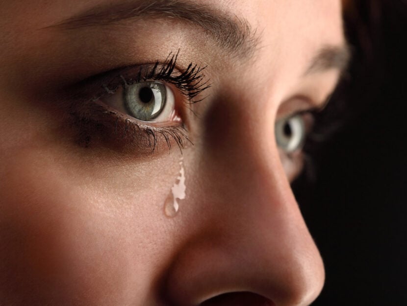Donna piange lacrima