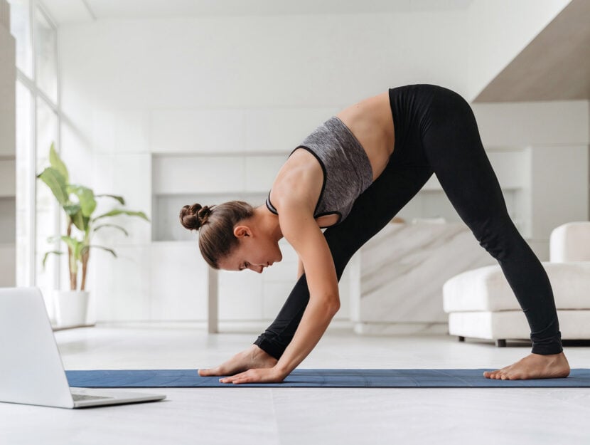 Ginnastica donna casa tappetino esercizi