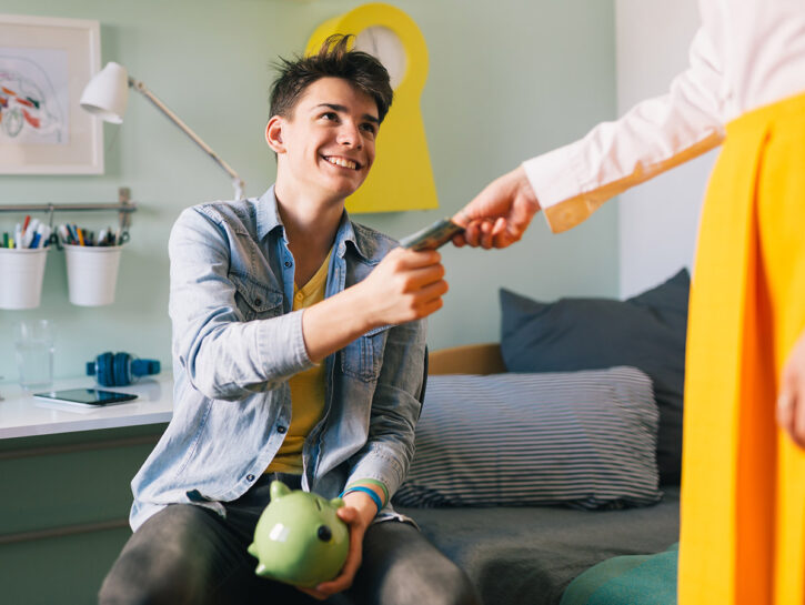 Paghetta e carte ai figli: le regole per insegnargli a gestire i soldi