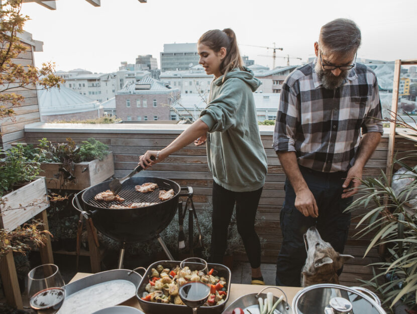 due amici stanno facendo un barbecue in balcone