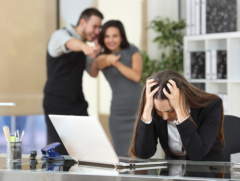 Donna vittima di bullismo in ufficio