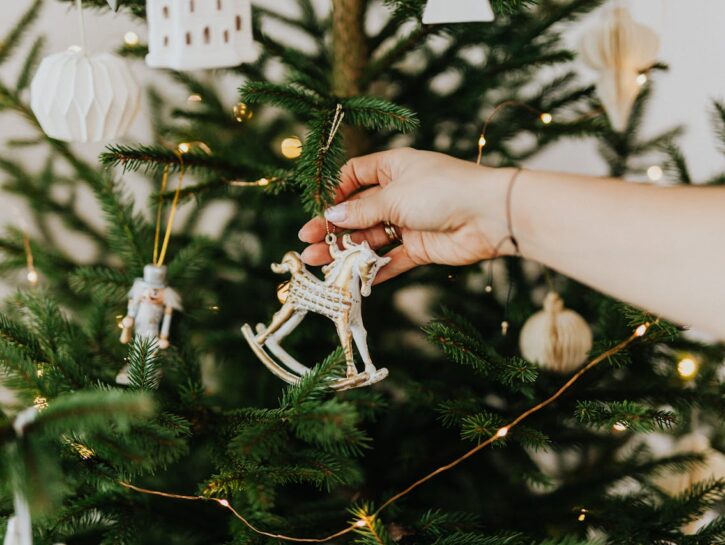 Accendi la magia: come decorare l’albero di Natale