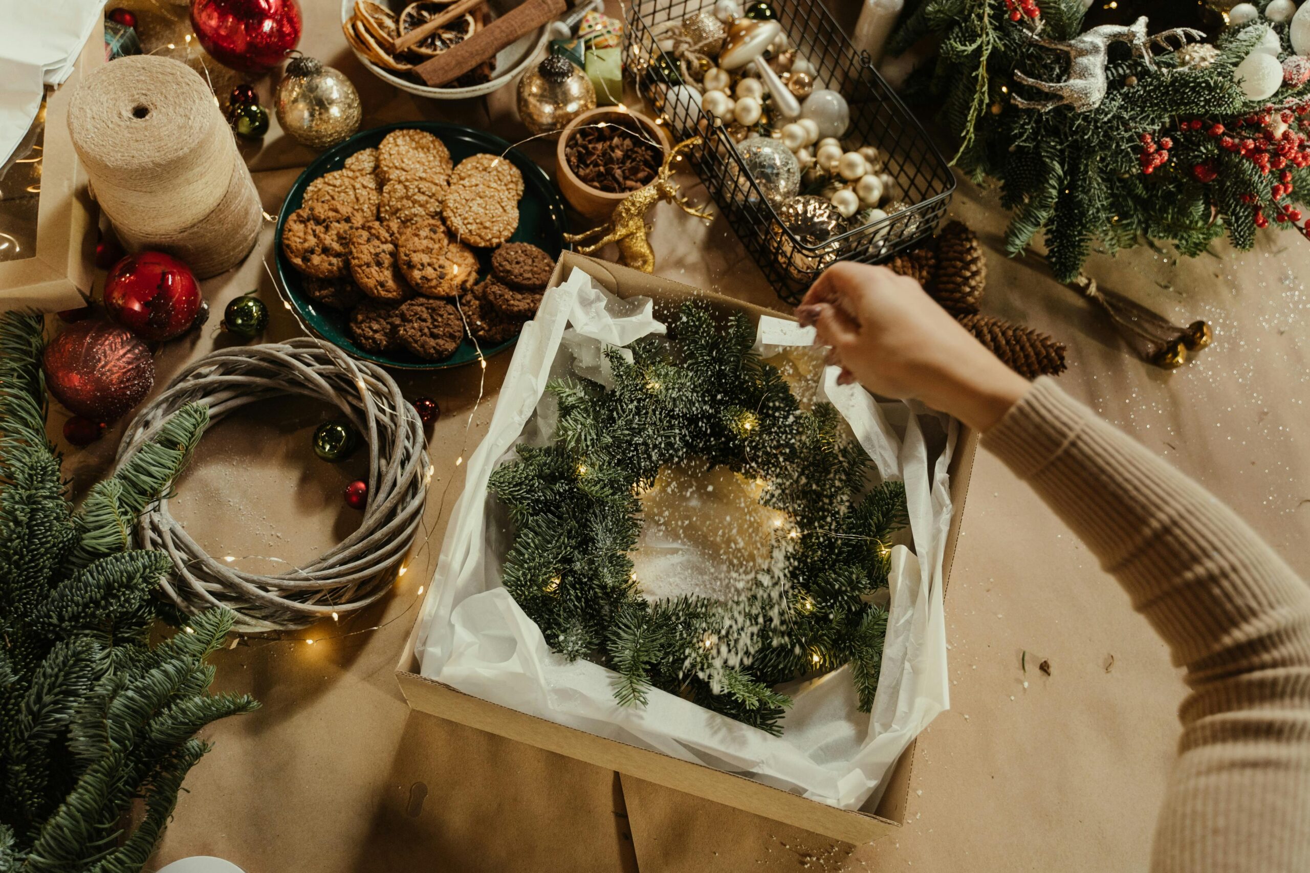 12 Rami Di Pino Artificiale Con Pigne E Bacche Rosse - Decorazione Natalizia Per Tavola, Ghirlande E Albero Di Natale