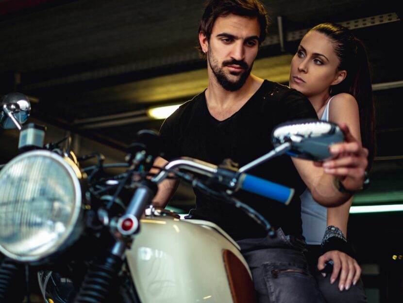 Un uomo e una donna su una moto