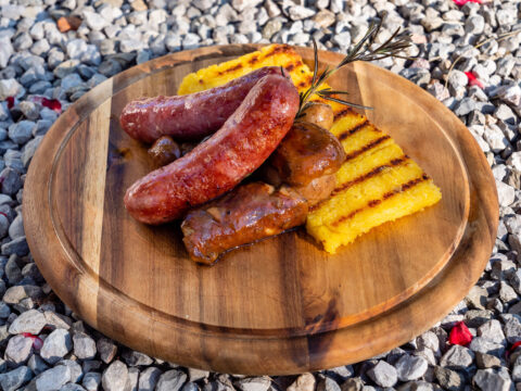 Polenta con la salsiccia e i funghi