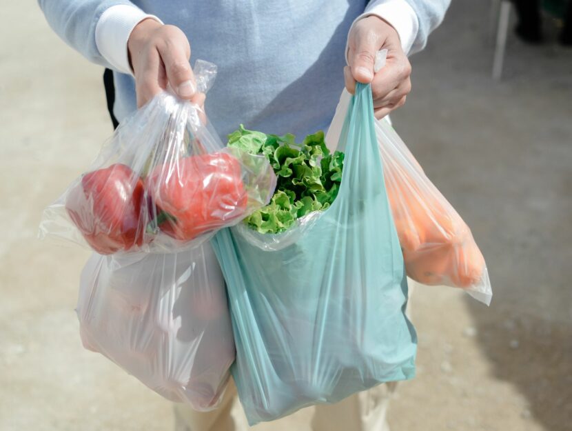 Donna con sacchetti di plastica