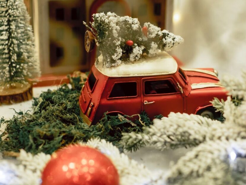 macchinina decorativa con albero di natale innevato