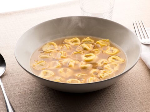 Tortellini vegani in brodo