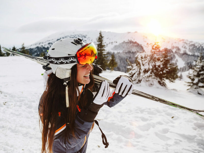 Ragazza sorridente con gli sci