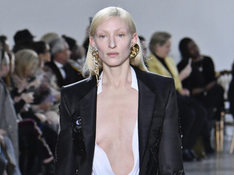 La top model Maggie Maurer allatta alla sfilata: lo scatto è virale