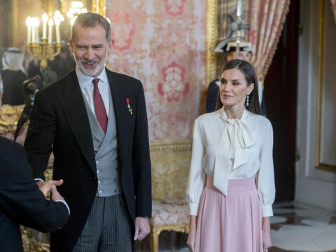 Non stringe la mano a Letizia di Spagna: è polemica