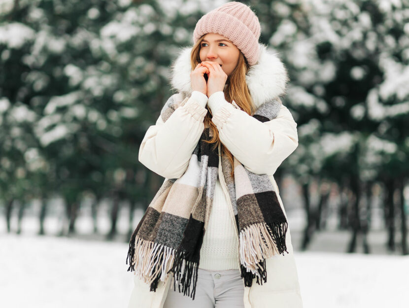 Ragazza si scalda le mani in inverno