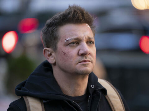 L'attore Jeremy Renner travolto dalla neve: è grave