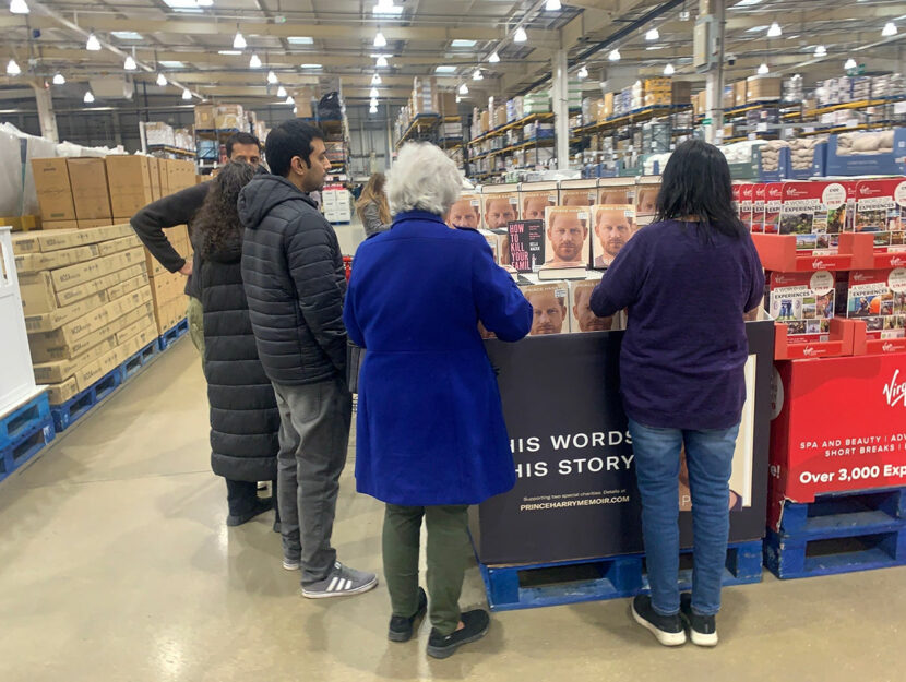 Gente in libreria per acquistare Spare