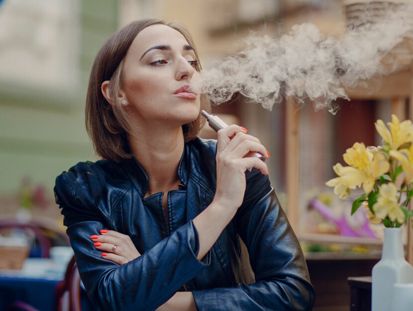 Ragazza fuma sigaretta elettronica