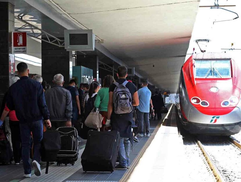 Un treno Frecciarossa alla stazione di Napoli
