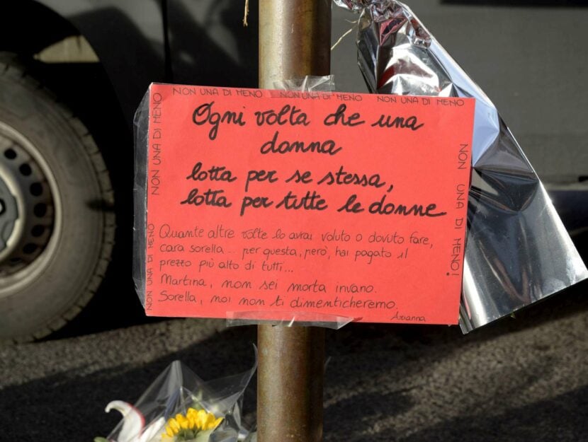 Un cartello e dei fiori davanti al ristorante nei pressi del quale è stata uccisa Martina Scialdone