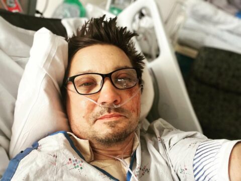 Jeremy Renner vivo per miracolo: le ipotesi sulla sua ripresa