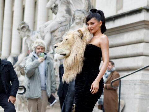 Kylie Jenner sfila con una "testa di leone"