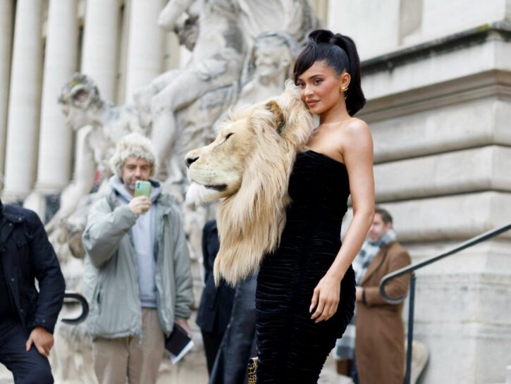Kylie Jenner sfila con una 